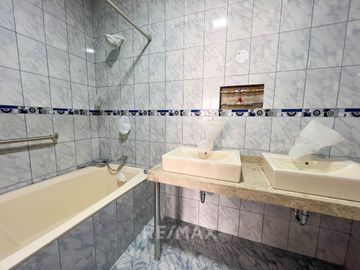 Venta De Gran Edificio Comercial En Plena Avenida, Límite Con Miraflores. (De Estreno)