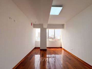 Venta De Gran Edificio Comercial En Plena Avenida, Límite Con Miraflores. (De Estreno)