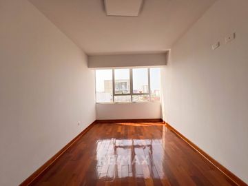 Venta De Gran Edificio Comercial En Plena Avenida, Límite Con Miraflores. (De Estreno)