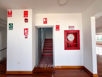Venta De Gran Edificio Comercial En Plena Avenida, Límite Con Miraflores. (De Estreno)