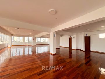 Venta De Gran Edificio Comercial En Plena Avenida, Límite Con Miraflores. (De Estreno)