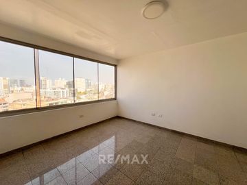 Venta De Gran Edificio Comercial En Plena Avenida, Límite Con Miraflores. (De Estreno)