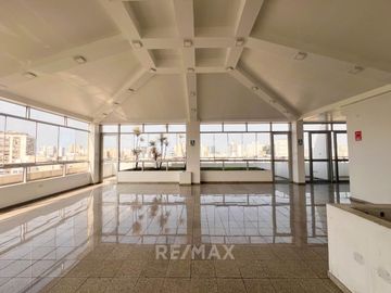 Venta De Gran Edificio Comercial En Plena Avenida, Límite Con Miraflores. (De Estreno)