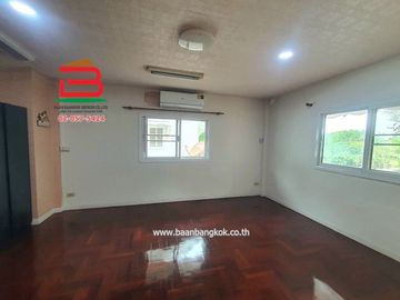 บ้านเดี่ยว หลังริม หมู่บ้าน ซื่อตรง 28 (ซอยนวมินทร์ 143) เนื้อที่ 108 ตรว. ใกล้รพ.พญาไท, โลตัส นวมินทร์ ถนนนวมินทร์ แขวงคลองกุ่ม เขตบางกะปิ กรุงเทพมหา