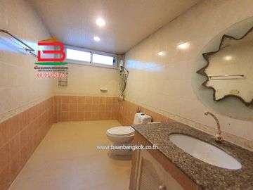 บ้านเดี่ยว หลังริม หมู่บ้าน ซื่อตรง 28 (ซอยนวมินทร์ 143) เนื้อที่ 108 ตรว. ใกล้รพ.พญาไท, โลตัส นวมินทร์ ถนนนวมินทร์ แขวงคลองกุ่ม เขตบางกะปิ กรุงเทพมหา