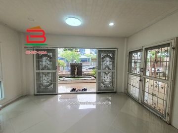 บ้านเดี่ยว หลังริม หมู่บ้าน ซื่อตรง 28 (ซอยนวมินทร์ 143) เนื้อที่ 108 ตรว. ใกล้รพ.พญาไท, โลตัส นวมินทร์ ถนนนวมินทร์ แขวงคลองกุ่ม เขตบางกะปิ กรุงเทพมหา