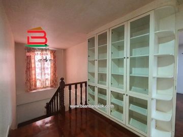 บ้านเดี่ยว หลังริม หมู่บ้าน ซื่อตรง 28 (ซอยนวมินทร์ 143) เนื้อที่ 108 ตรว. ใกล้รพ.พญาไท, โลตัส นวมินทร์ ถนนนวมินทร์ แขวงคลองกุ่ม เขตบางกะปิ กรุงเทพมหา