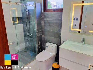Overlooking Furnished House with Swimming Pool in Talisay Cebu