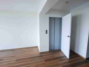 VENDO DEPARTAMENTO DÚPLEX. REMODELADO. IMPECABLE. FRENTE A PARQUE – SAN BORJA