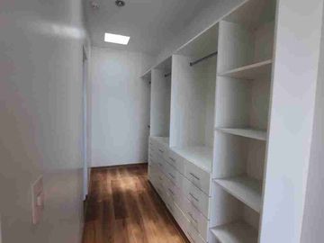 VENDO DEPARTAMENTO DÚPLEX. REMODELADO. IMPECABLE. FRENTE A PARQUE – SAN BORJA
