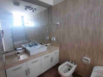 VENDO DEPARTAMENTO DÚPLEX. REMODELADO. IMPECABLE. FRENTE A PARQUE – SAN BORJA