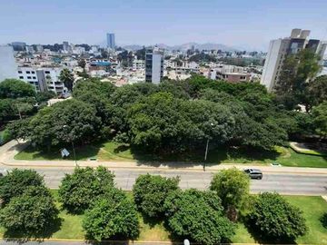 VENDO DEPARTAMENTO DÚPLEX. REMODELADO. IMPECABLE. FRENTE A PARQUE – SAN BORJA