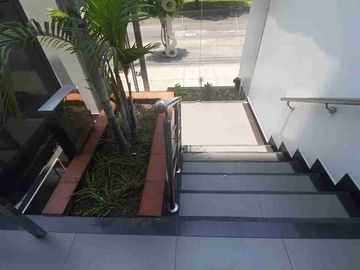 VENDO DEPARTAMENTO DÚPLEX. REMODELADO. IMPECABLE. FRENTE A PARQUE – SAN BORJA
