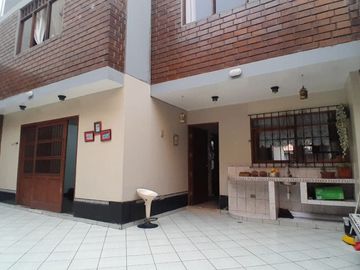 SE VENDE LINDA CASA EN LA MOLINA