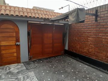 SE VENDE LINDA CASA EN LA MOLINA