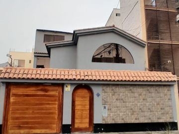 SE VENDE LINDA CASA EN LA MOLINA