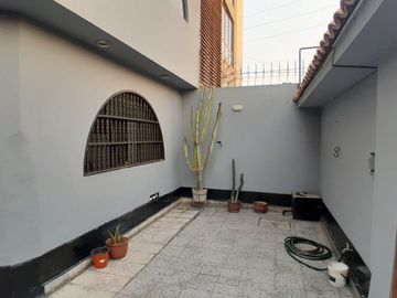 SE VENDE LINDA CASA EN LA MOLINA