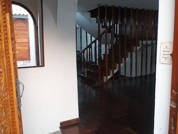 SE VENDE LINDA CASA EN LA MOLINA