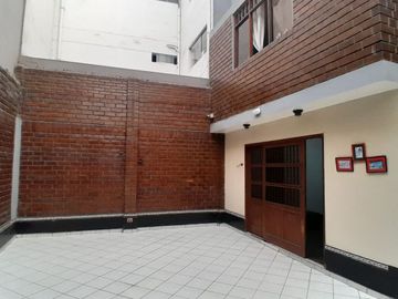 SE VENDE LINDA CASA EN LA MOLINA