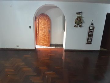 SE VENDE LINDA CASA EN LA MOLINA