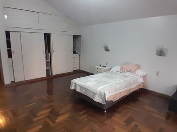 SE VENDE LINDA CASA EN LA MOLINA