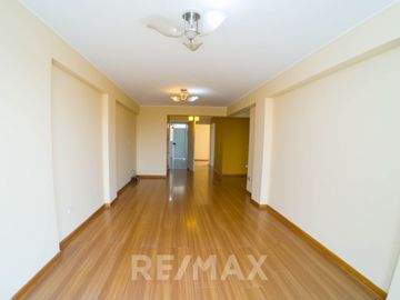 Departamento En Barrio Médico Con Vista Al Parque