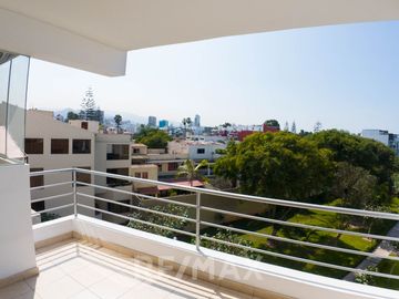 Departamento En Barrio Médico Con Vista Al Parque