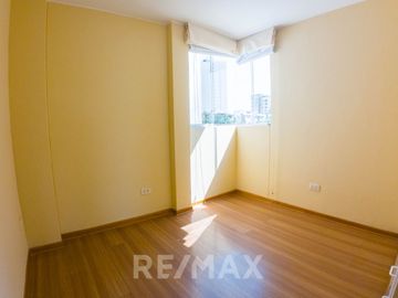 Departamento En Barrio Médico Con Vista Al Parque