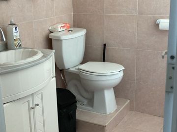 VENDO CASA EN VILLA DE LAS FLORES SECCION LAS PLAZAS, AMPLIA DE 4 RECAMARAS