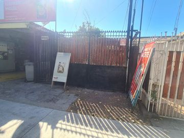 CASA AISLADA TOTALMENTE SÓLIDA- CON LOCAL COMERCIAL- LUBRICENTRO FUNCIONANDO. LO PRADO.