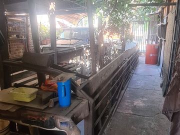 CASA AISLADA TOTALMENTE SÓLIDA- CON LOCAL COMERCIAL- LUBRICENTRO FUNCIONANDO. LO PRADO.