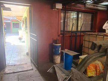 CASA AISLADA TOTALMENTE SÓLIDA- CON LOCAL COMERCIAL- LUBRICENTRO FUNCIONANDO. LO PRADO.