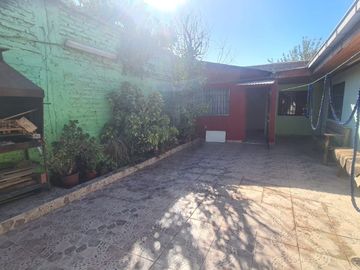 CASA AISLADA TOTALMENTE SÓLIDA- CON LOCAL COMERCIAL- LUBRICENTRO FUNCIONANDO. LO PRADO.