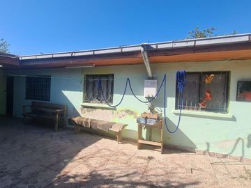 CASA AISLADA TOTALMENTE SÓLIDA- CON LOCAL COMERCIAL- LUBRICENTRO FUNCIONANDO. LO PRADO.