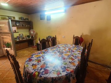 CASA AISLADA TOTALMENTE SÓLIDA- CON LOCAL COMERCIAL- LUBRICENTRO FUNCIONANDO. LO PRADO.