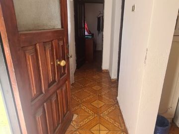 CASA AISLADA TOTALMENTE SÓLIDA- CON LOCAL COMERCIAL- LUBRICENTRO FUNCIONANDO. LO PRADO.