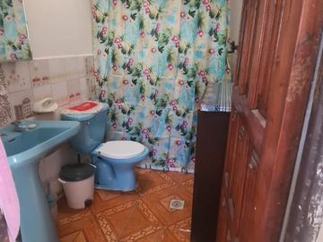 CASA AISLADA TOTALMENTE SÓLIDA- CON LOCAL COMERCIAL- LUBRICENTRO FUNCIONANDO. LO PRADO.