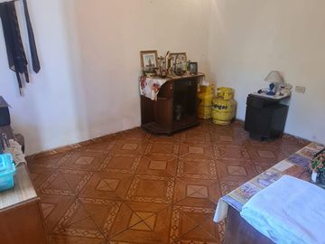 CASA AISLADA TOTALMENTE SÓLIDA- CON LOCAL COMERCIAL- LUBRICENTRO FUNCIONANDO. LO PRADO.