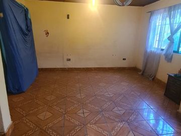 CASA AISLADA TOTALMENTE SÓLIDA- CON LOCAL COMERCIAL- LUBRICENTRO FUNCIONANDO. LO PRADO.