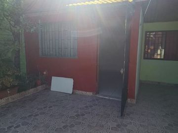 CASA AISLADA TOTALMENTE SÓLIDA- CON LOCAL COMERCIAL- LUBRICENTRO FUNCIONANDO. LO PRADO.
