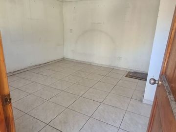 CASA AISLADA TOTALMENTE SÓLIDA- CON LOCAL COMERCIAL- LUBRICENTRO FUNCIONANDO. LO PRADO.