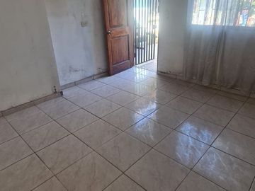 CASA AISLADA TOTALMENTE SÓLIDA- CON LOCAL COMERCIAL- LUBRICENTRO FUNCIONANDO. LO PRADO.
