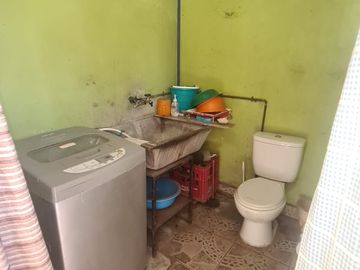 CASA AISLADA TOTALMENTE SÓLIDA- CON LOCAL COMERCIAL- LUBRICENTRO FUNCIONANDO. LO PRADO.