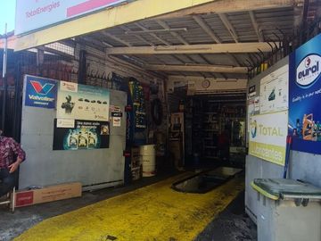 CASA AISLADA TOTALMENTE SÓLIDA- CON LOCAL COMERCIAL- LUBRICENTRO FUNCIONANDO. LO PRADO.