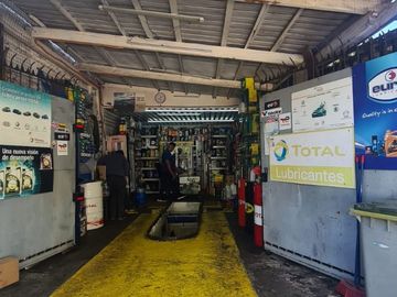 CASA AISLADA TOTALMENTE SÓLIDA- CON LOCAL COMERCIAL- LUBRICENTRO FUNCIONANDO. LO PRADO.
