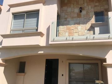 Casa Secuoya en Venta en Bosques California