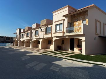 Casa Secuoya en Venta en Bosques California