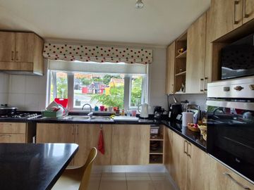 CASA 4   DORMITORIOS,  2 ESTEROS, PUERTO MONTT