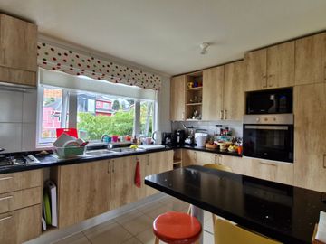 CASA 4   DORMITORIOS,  2 ESTEROS, PUERTO MONTT