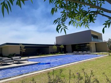 SOLARES HERMOSA CASA DE 4 NIVELES! CON SOTANO, ROOF GARDEN, 5 RECAMARAS 4.5 BAÑOS!